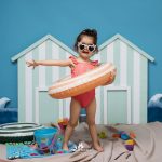 Niño jugando con flotador en mini sesión de verano