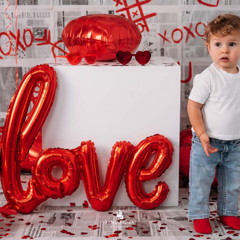 niño en mini sesión de San Valentín con globo love en estudio de San Fernando
