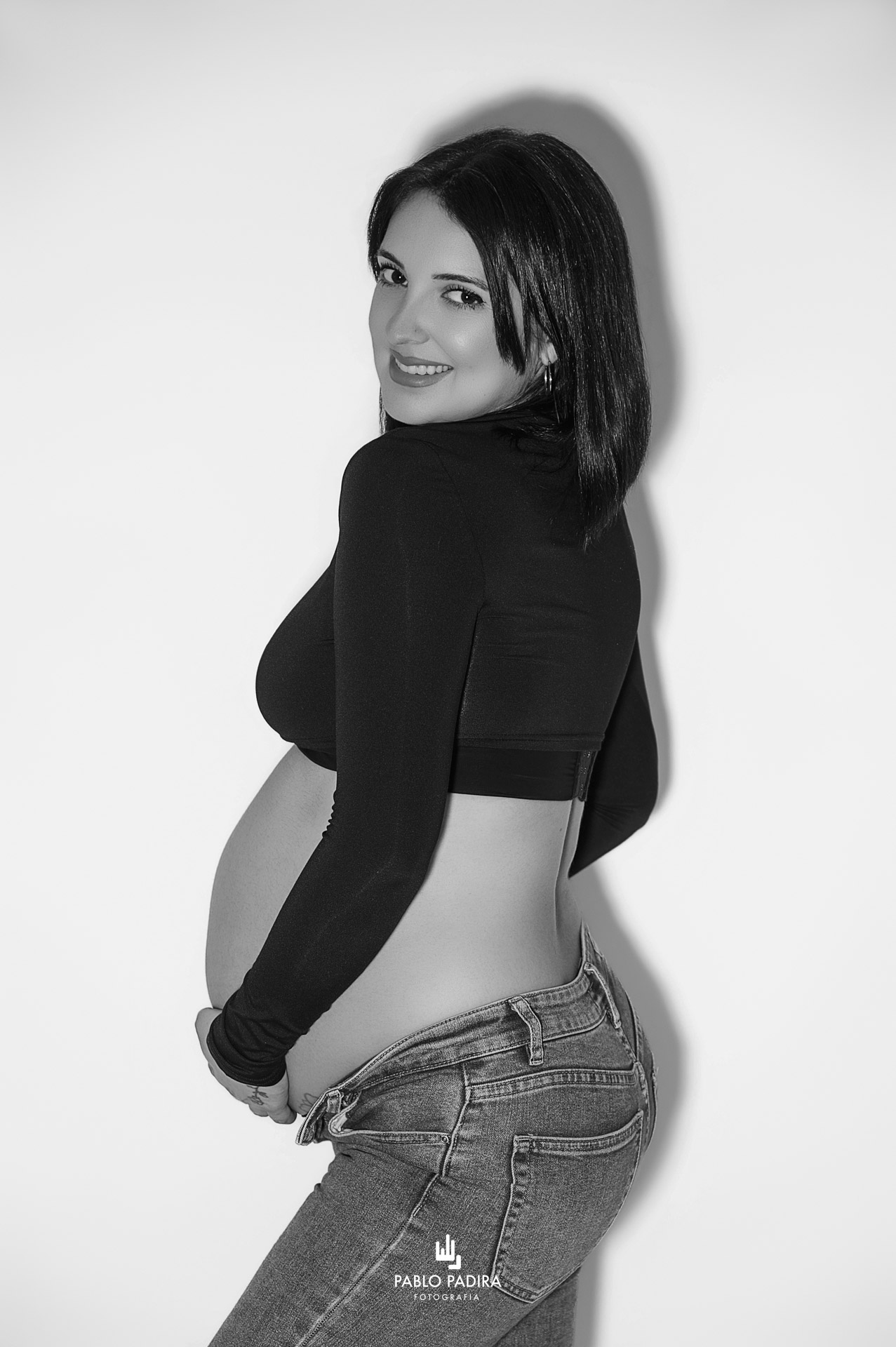 Imagen emotiva de sesión premamá en San Fernando Cádiz