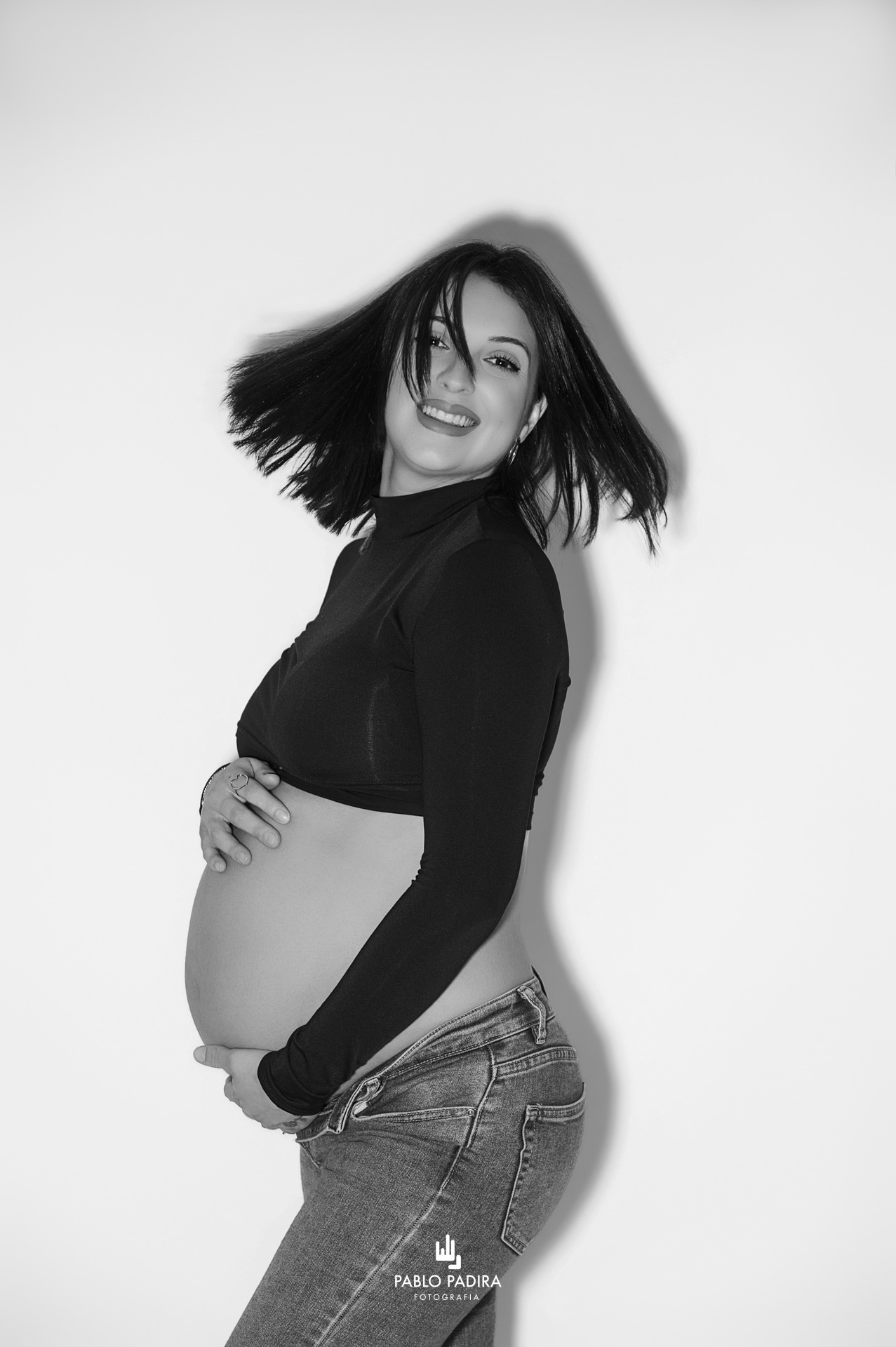 Fotografía artística de embarazo en estudio en San Fernando