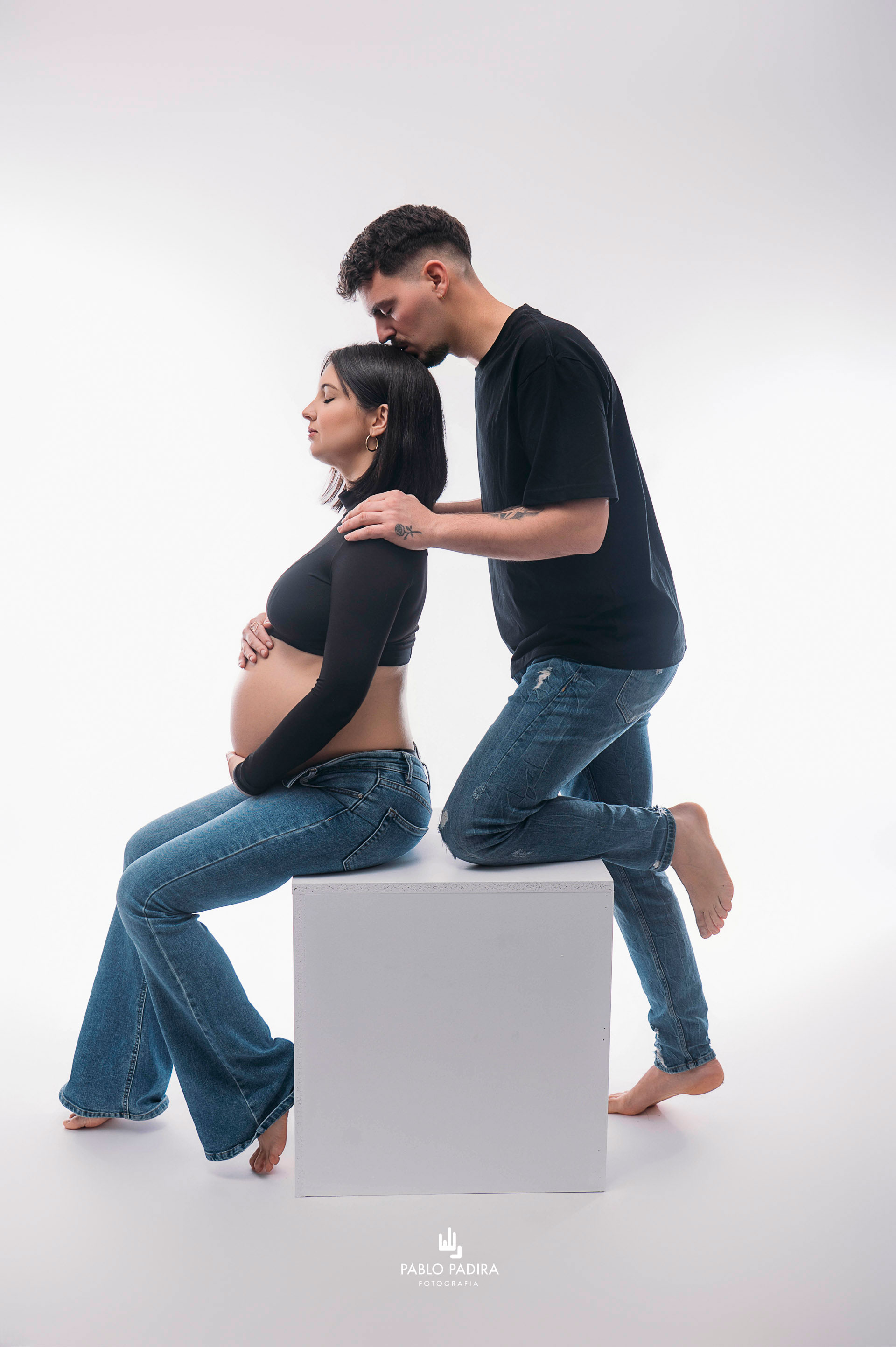 Reportaje de embarazo en estudio cálido en San Fernando