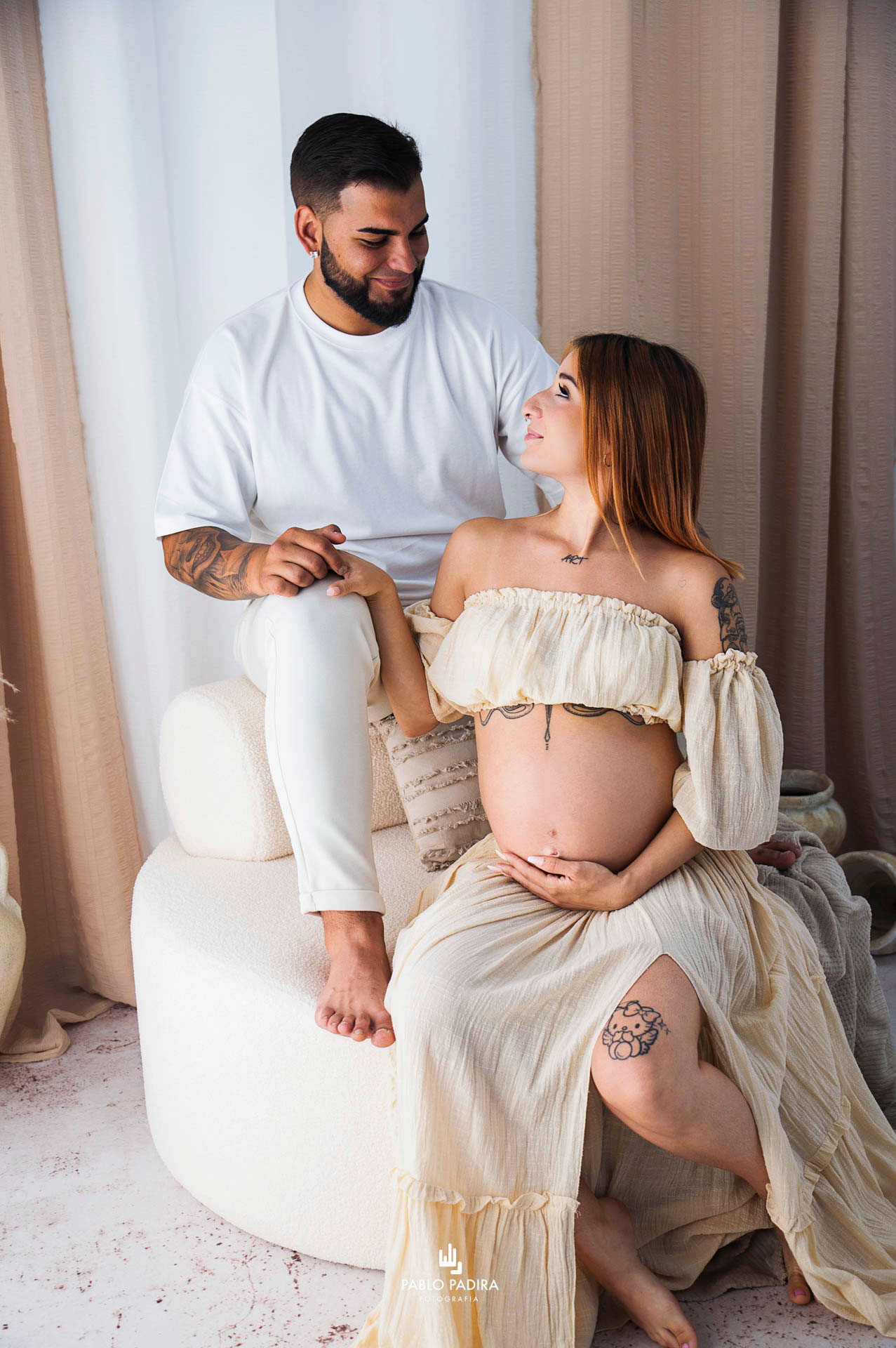Sesión de fotos de embarazo realizada en estudio en San Fernando Cádiz