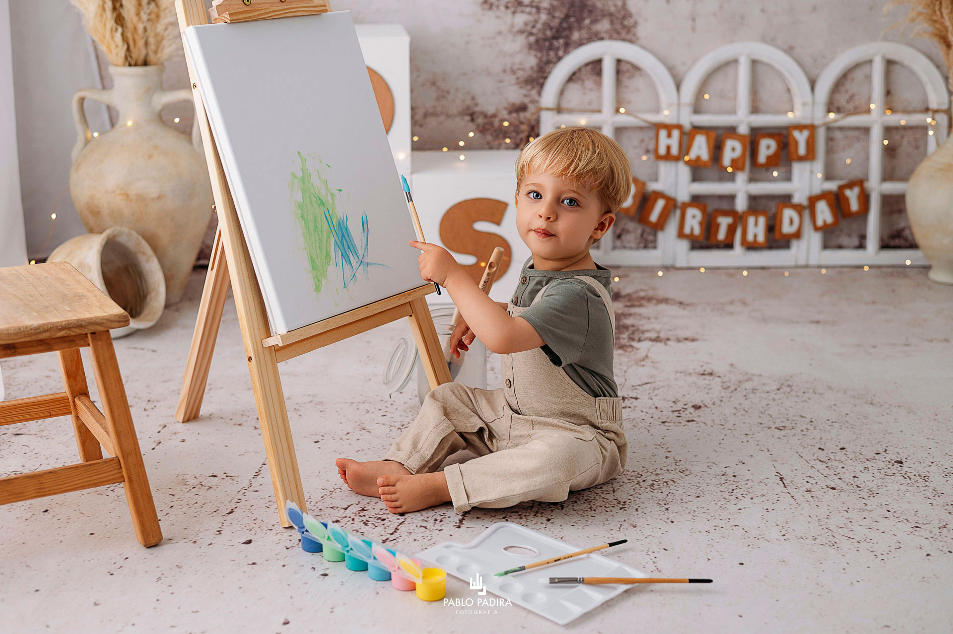 Manos de niño jugando con pintura en actividad infantil Smash Paint