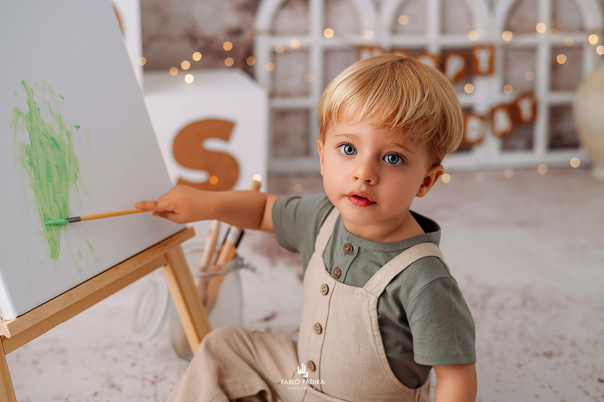 Niño pintando un lienzo en cumpleaños Smash Paint en Cádiz